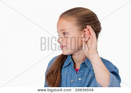 Cute girl kłucie się jej do ucha na białym tle