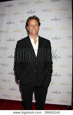 LOS ANGELES - JAN 14: Steven Weber dorazí na Hallmark Channel TCA strana zima 2012 na koule pool turna