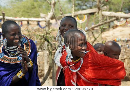 OLDUVAI GORGE, Tanzanie, Prosinec 23, 2011 Masai ženy mluví k sobě navzájem