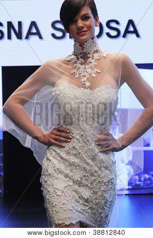 Záhřeb, Chorvatsko - 27. října: Fashion model nosí svatební šaty vyrobené od Vesna Sposa na ' svatební dny