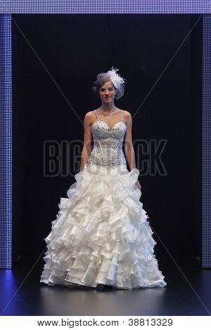 Záhřeb, Chorvatsko - 27. října: Fashion model nosí svatební šaty vyrobené od Vesna Sposa na ' svatební dny