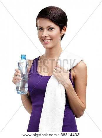 Atletische vrouw met fles water en bad handdoek, geïsoleerd op wit