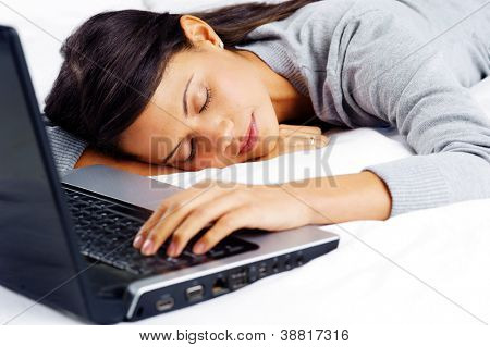 donna addormentata durante l'utilizzo di computer nel letto di casa