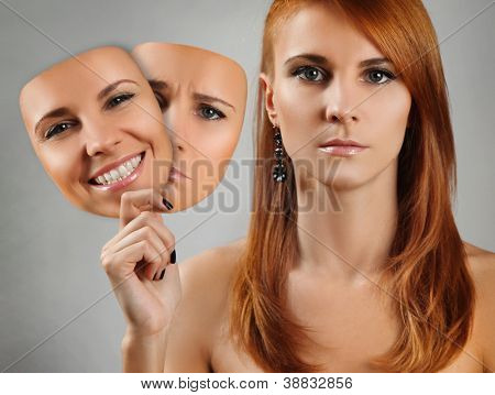 หญิงสาวถือรูปแบบมีความสุข