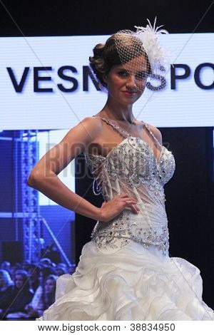 Záhřeb, Chorvatsko - 27. října: Fashion model nosí svatební šaty vyrobené od Vesna Sposa na ' svatební dny