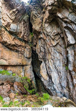 Freely accessible Bremsneshula Cave, Averoy, Norway