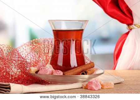Glas türkischen Tee und Rahat Lokum auf Holztisch