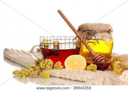 Gesunde Zutaten für die Stärkung der Immunität auf warmen Schal, isolated on white