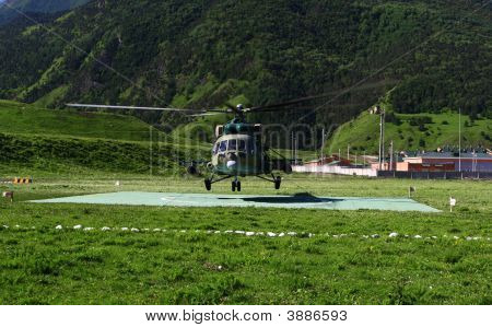 Aero battant jusqu'à un hélicoptère militaire russe Mi-8