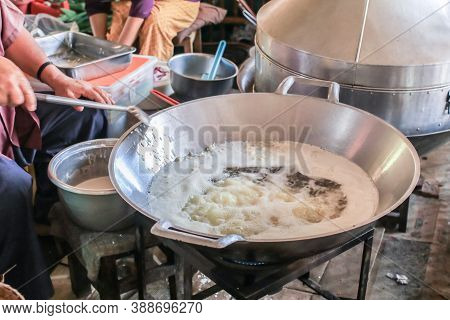 Homemade Deep-fried Sliced Banana With Sesame Call  \
