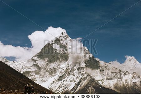 Alte montagne nella nuvola bianca. Nepal. Everest