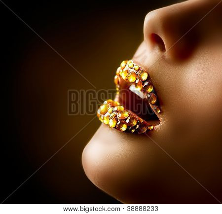Diamonds.Professional altın Makeup.Make-up.Rhinestones.Fashion sanatı ile seksi dudaklar