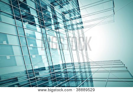 Vista panorámica y perspectiva angular a fondo azul de acero del edificio skysc de la subida del alto de cristal