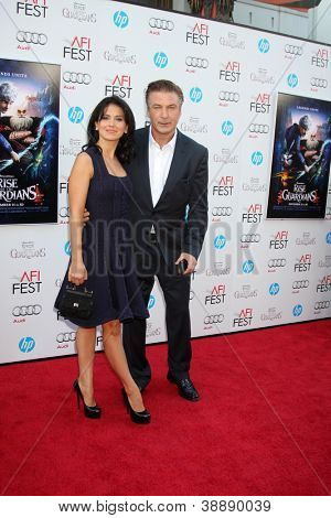ลอสแองเจลิส - 4 nov: Hilaria Lynn Thomas, Alec Baldwin ถึงที่ AFI ฟิล์มเฟสติวัล 2012 
