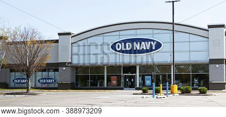 Bay Shore, New York, Usa - 25 April 2020: An Empty Parking Lot In Front Of A Closed Old Navy Store D