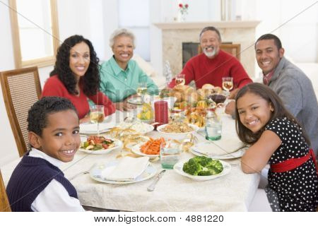 Familie alle sammen på julemiddag