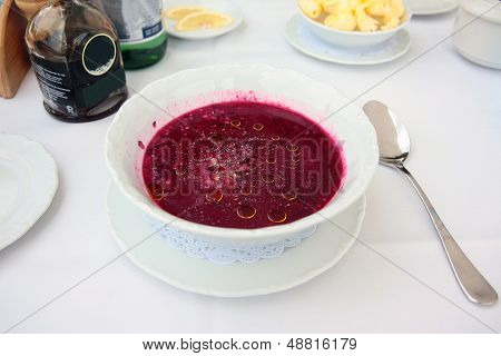 Sopa fria de beterraba em cima da mesa