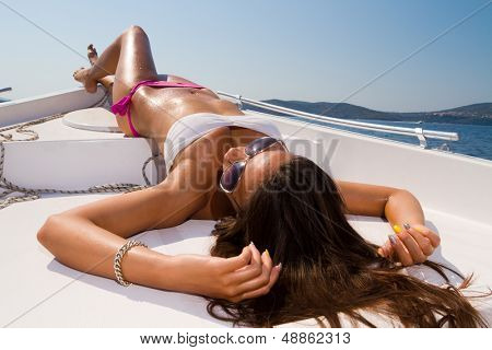 entspannende beautiful Girl on Speed-Boot