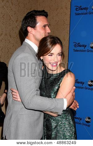 LOS ANGELES - AUG 4: Brett Dalton, Elizabeth Henstridge ankommer til ABC sommeren 2013 TCA fest på