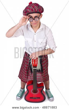 Lustige Scotsman mit Gitarre auf weiß