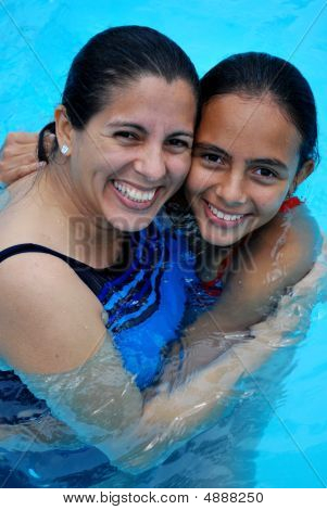 Mère et fille étreindre dans une piscine.
