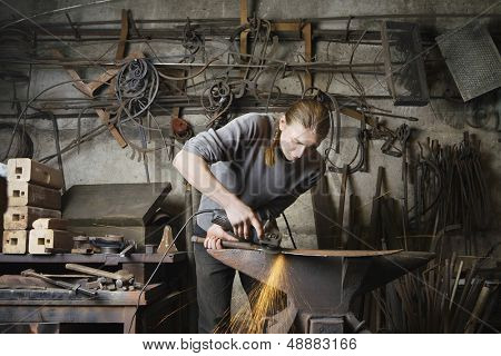 โกดังสินค้าชายหนุ่มที่ทำงานในการประชุมเชิงปฏิบัติการ