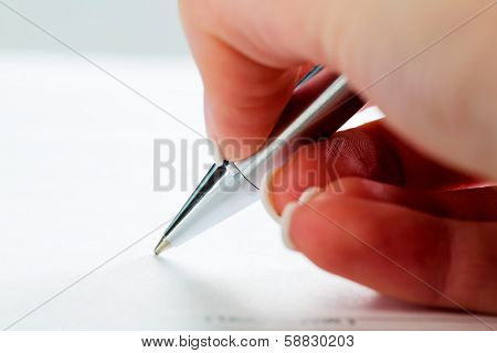 a hand with a fountain pen in the untrerschrift under a contract or testament.