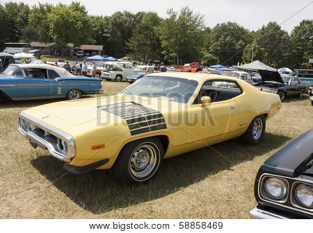 Yellow Plymouth Road Runner 440-8 Right Side