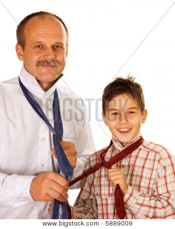 Vater zeigt die Tie-Bindung