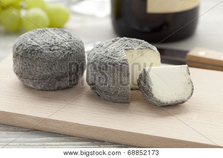  Fresh crottin cheese and a slice