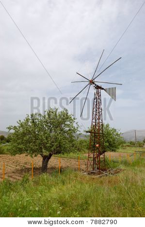 traditionelle Windmühle verwendet für die Bewässerung in Plateau Lassithi, Crete, Griechenland