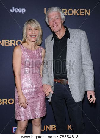 LOS ANGELES - DEC 15:  Roger Deakins & Isabella Ellis arrives to the 