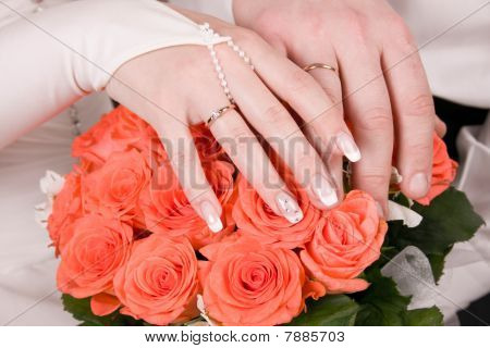 Hände Mi neu mit Ringen auf der Rosenstrauß