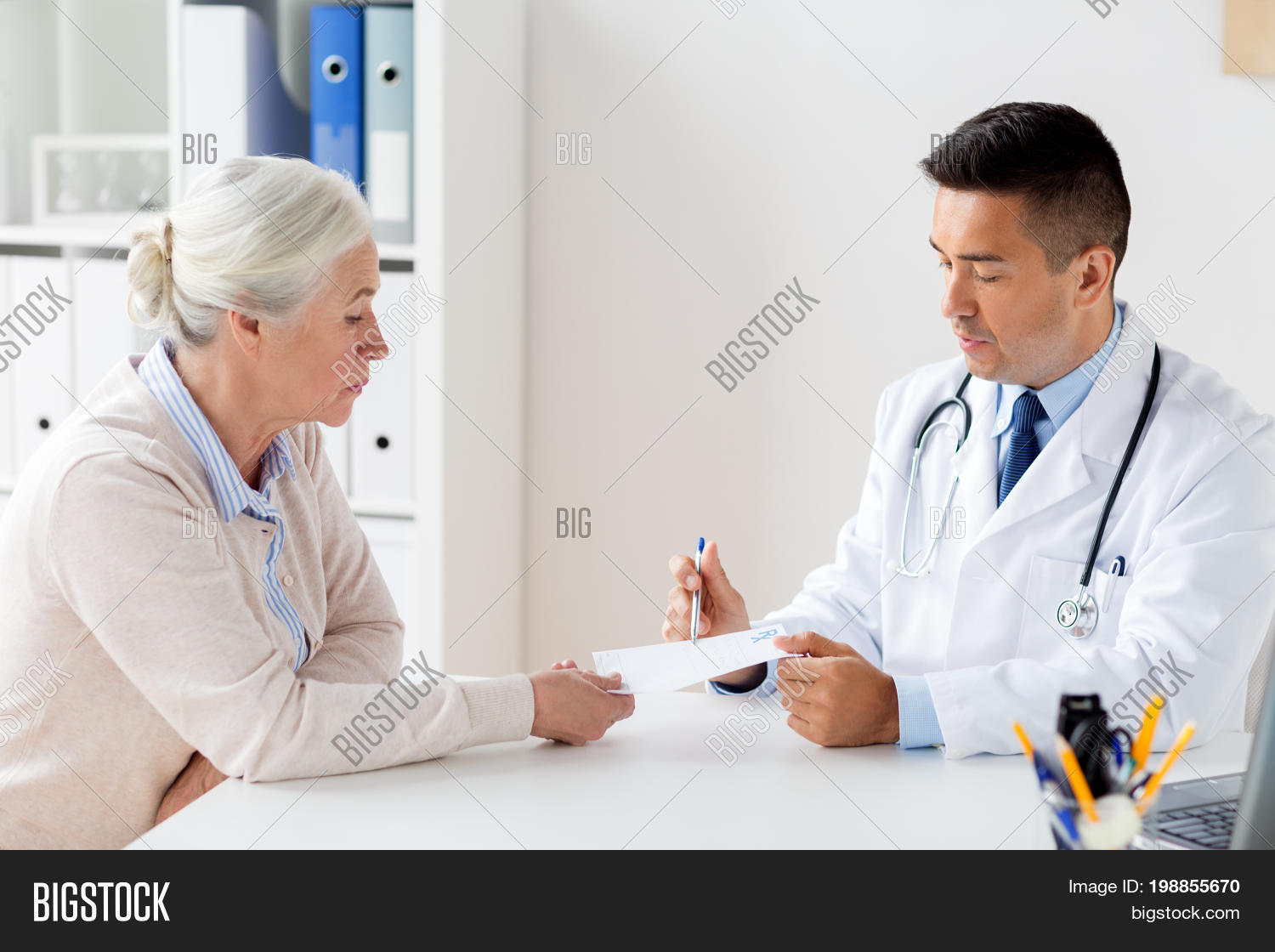 Врач и пациент. Почерк врача. Врач пишет заключение. Его прописывает врач. Медицинский работник.