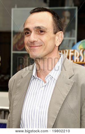 LOS ANGELES - 27 MAR: Hank Azaria arrivando alla Premiere mondiale di 