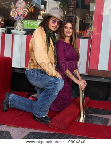 LOS ANGELES - APR 1: Johnny Depp, Penelope Cruz på Penelope Cruz Hollywood Walk af Fame Ceremo