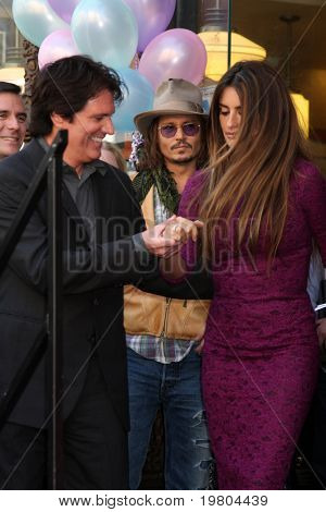 LOS ANGELES - APR 1: Rob Marshall, Johnny Depp, Penelope Cruz på Penelope Cruz Hollywood Walk 