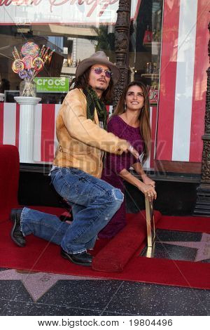 LOS ANGELES - APR 1: Johnny Depp, Penelope Cruz på Penelope Cruz Hollywood Walk af Fame Ceremo