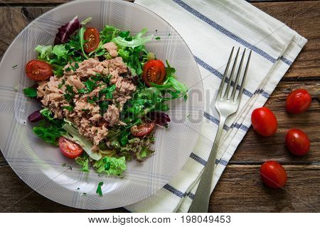 Healthy tuna salad with cherry tomato and rucula