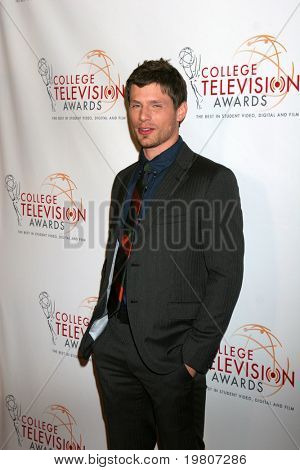 LOS ANGELES - APR 9: Matt Lauria na třicátýdruhý každoroční televizní ocenění College v renesanci