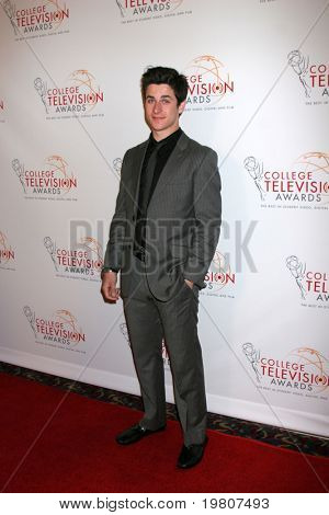 LOS ANGELES - APR 9: David Henrie Ankunft bei den 32nd Annual College Television Awards am Renaissa