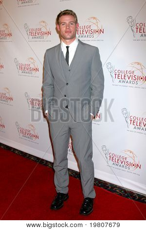 LOS ANGELES - 9 APR: Trevor Donovan aankomen op de 32e Annual College televisie Awards op Rais