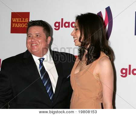 LOS ANGELES - APR 10: Chaz Bono, Jennifer Elia přijíždí na 25 GLADD Media Awards v Westin B
