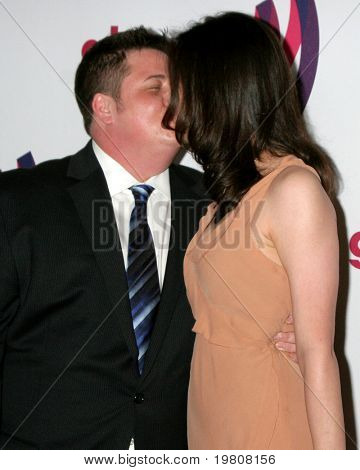 LOS ANGELES - APR 10: Chaz Bono, Jennifer Elia přijíždí na 25 GLADD Media Awards v Westin B
