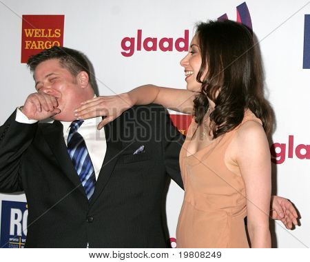 LOS ANGELES - APR 10: Chaz Bono, Jennifer Elia přijíždí na 25 GLADD Media Awards v Westin B