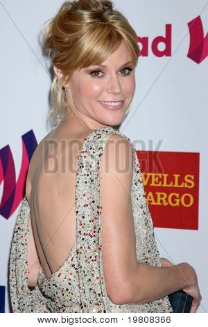 LOS ANGELES - APR 10: Julie Bowen přijíždí na 25 GLADD Media Awards v Westin Bonaventura Ho