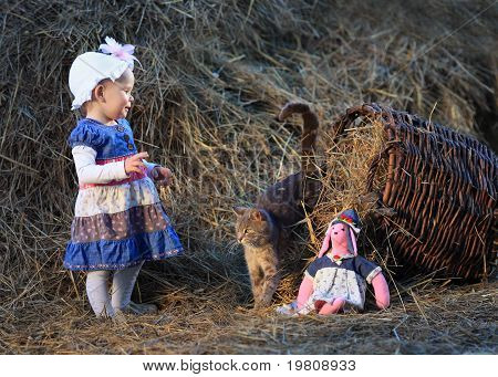 어린 소녀와 고양이 건초에