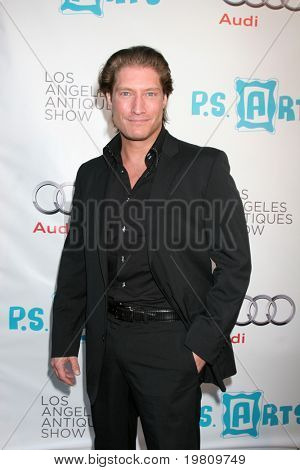 LOS ANGELES - APR 13: Sean Kanan přijíždí v 16 starožitnosti Los Angeles Ukázat slavnostní otevření noc 