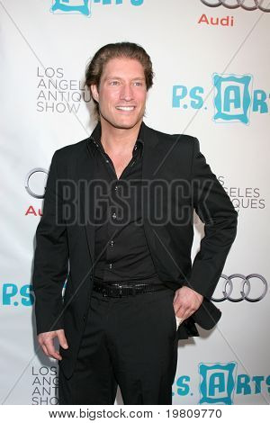 LOS ANGELES - APR 13: Sean Kanan přijíždí v 16 starožitnosti Los Angeles Ukázat slavnostní otevření noc 
