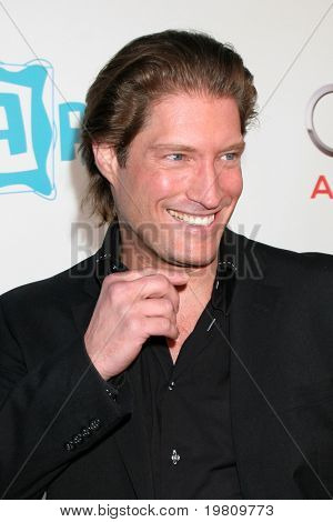 LOS ANGELES - APR 13: Sean Kanan přijíždí v 16 starožitnosti Los Angeles Ukázat slavnostní otevření noc 